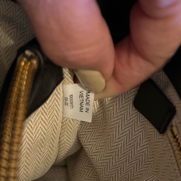 TORY BURCH KIRA CHEVRON CONVERTIBLE
SHOULDER BAG ((Authentic)) 2023 - Picture 16 of 16